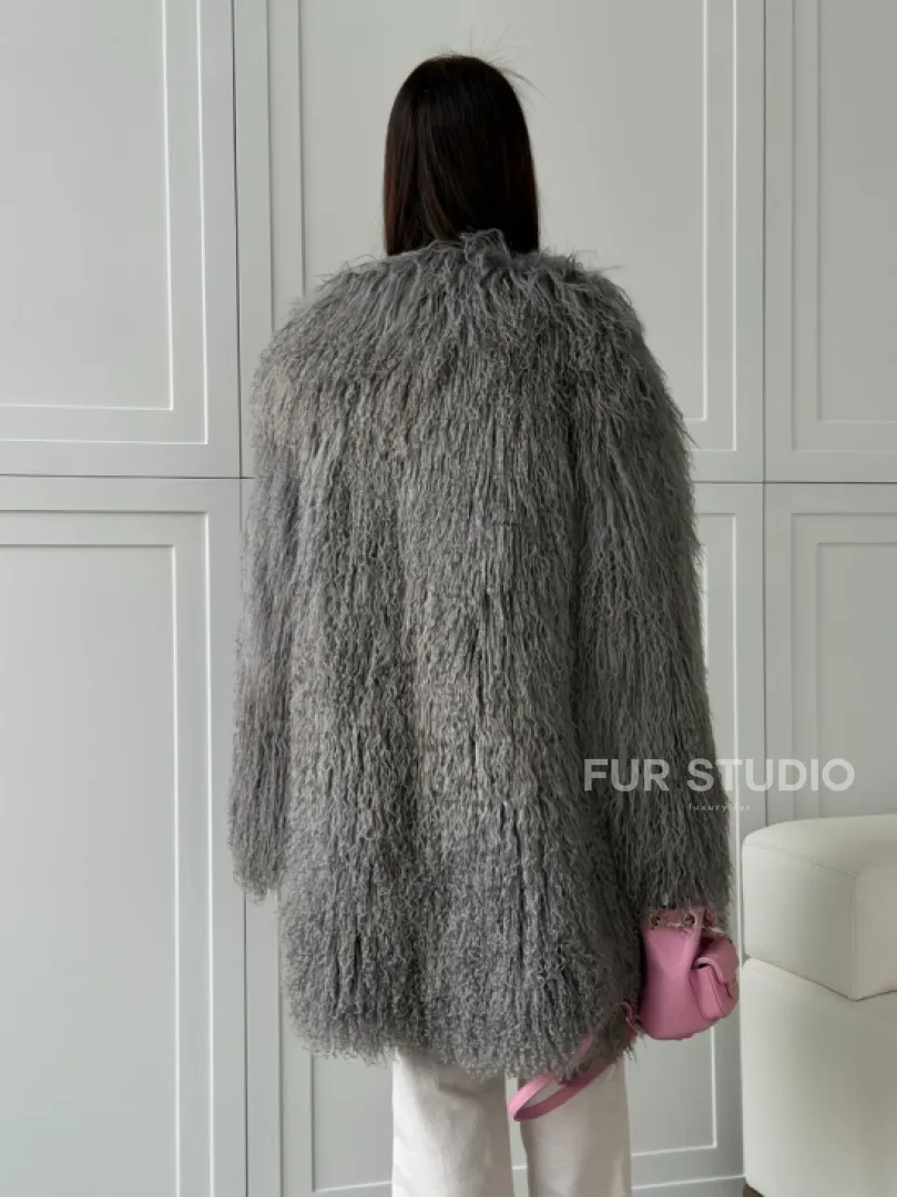 Удлиненная серая шуба из ламы