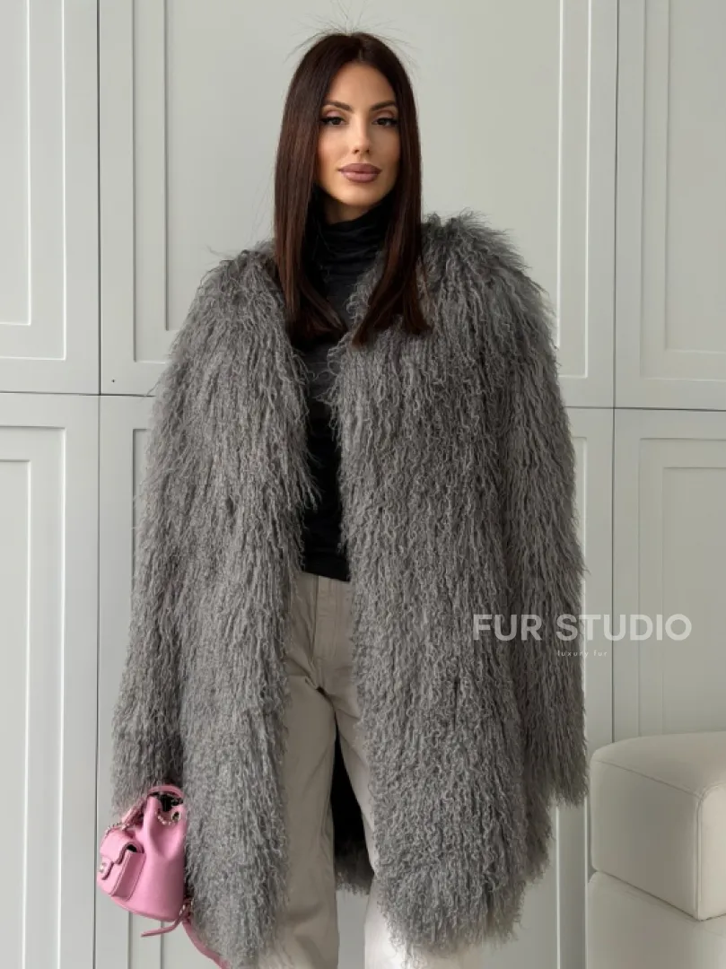Удлиненная серая шуба из ламы