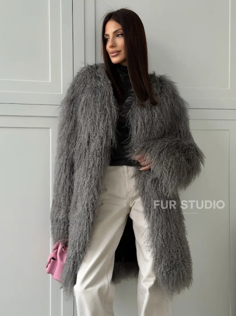 Удлиненная серая шуба из ламы - фото 7