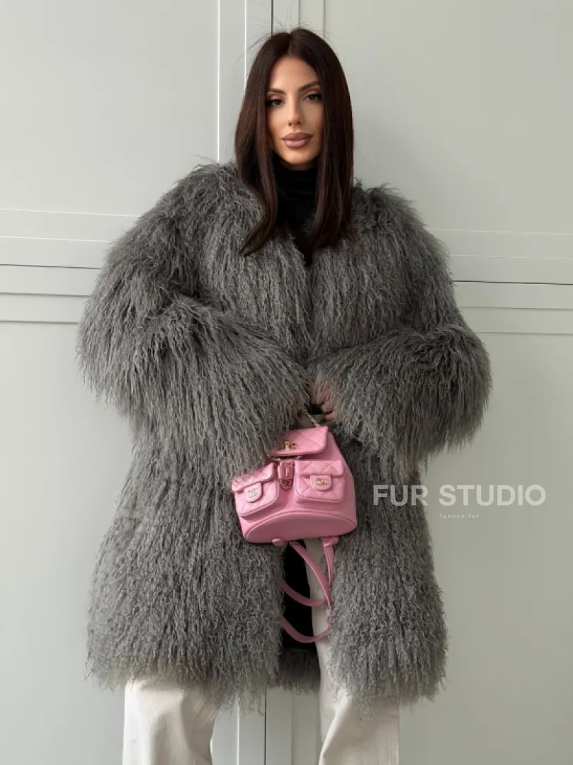 Удлиненная серая шуба из ламы - фото 10