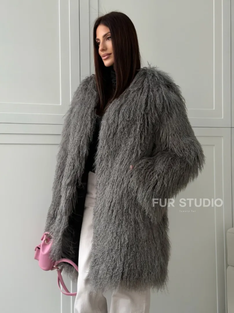 Удлиненная серая шуба из ламы