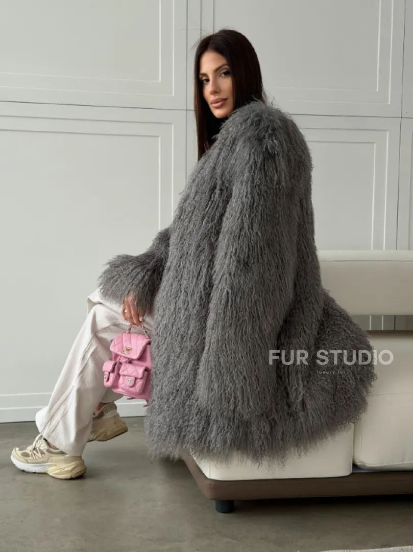 Удлиненная серая шуба из ламы - фото 13
