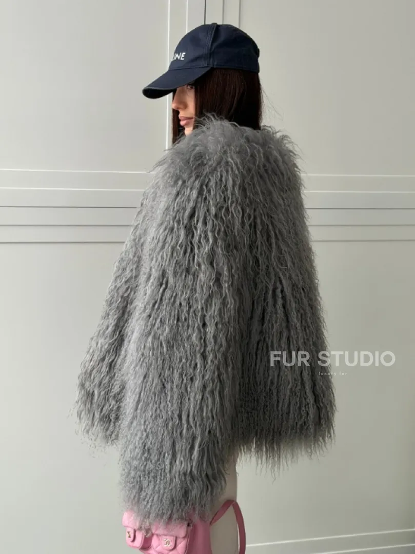 Серая шуба из натурального меха ламы