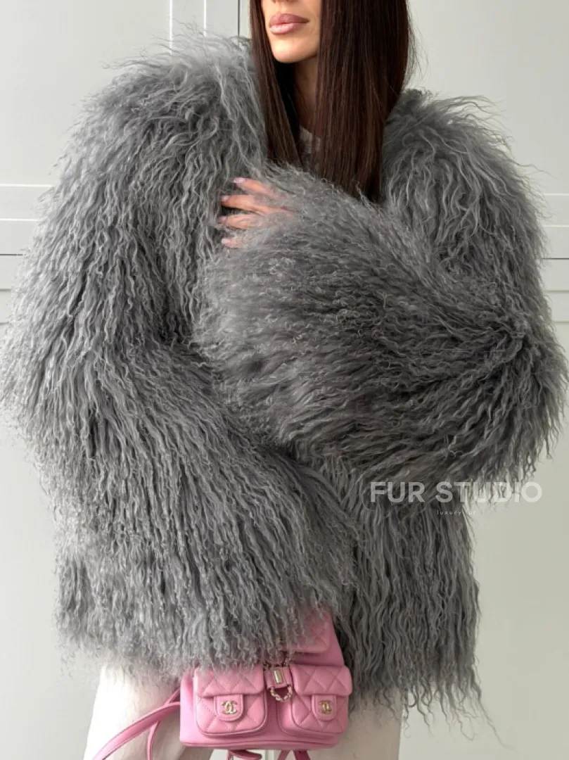Серая шуба из натурального меха ламы