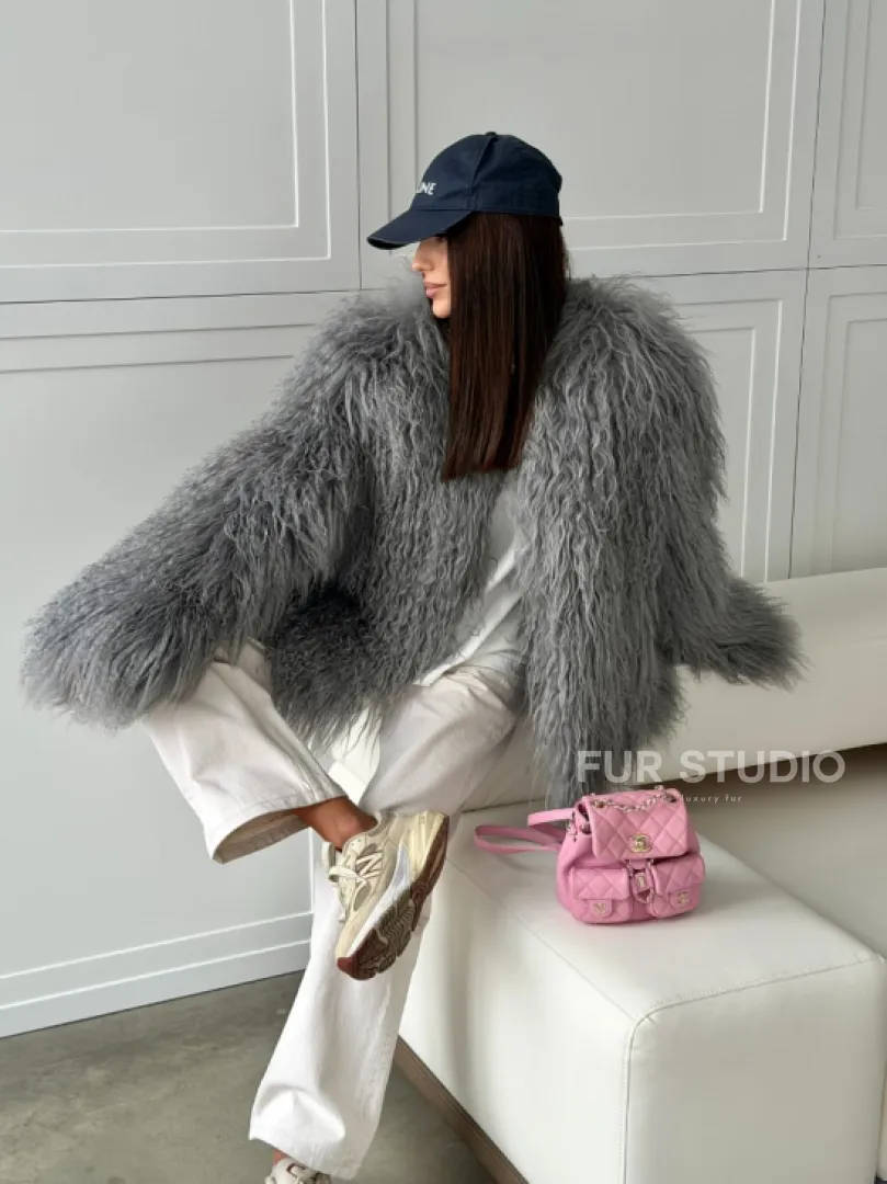 Серая шуба из натурального меха ламы