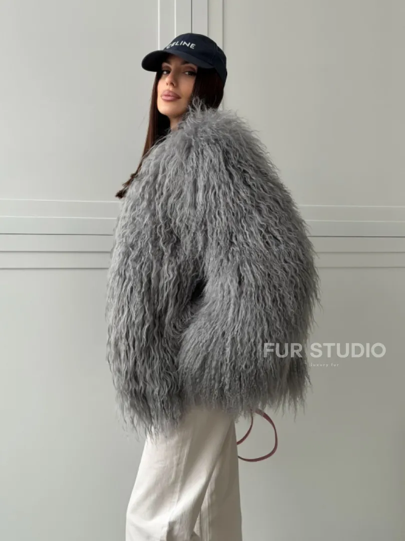 Серая шуба из натурального меха ламы