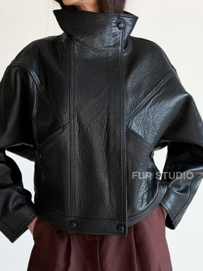 Черная женская кожаная куртка