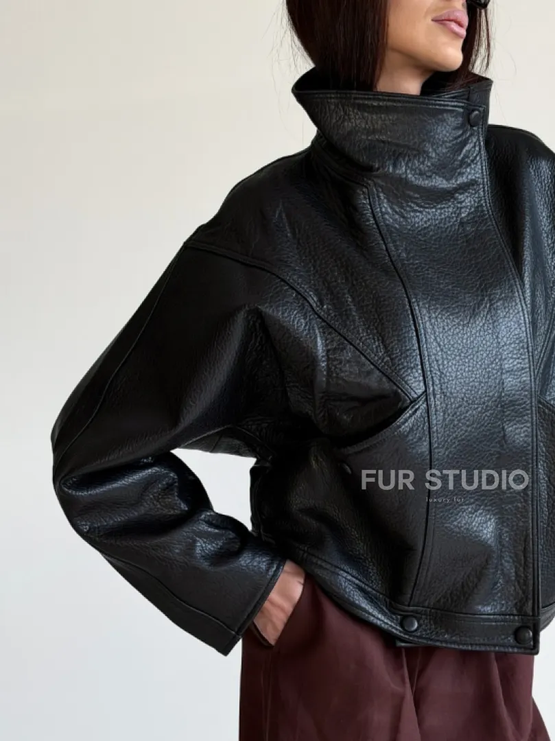 Черная женская кожаная куртка