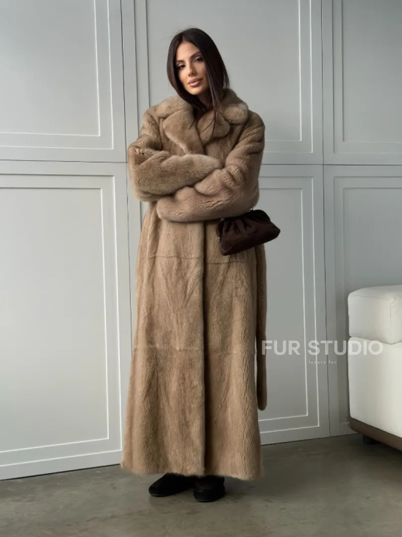 Прямая шуба из меха норки с поясом (бежевая)