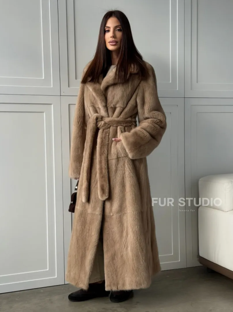 Прямая шуба из меха норки с поясом (бежевая)