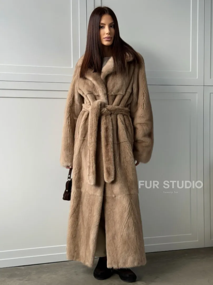 Прямая шуба из меха норки с поясом (бежевая)