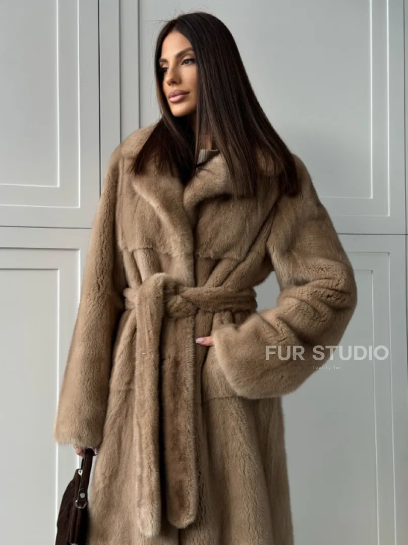 Прямая шуба из меха норки с поясом (бежевая)