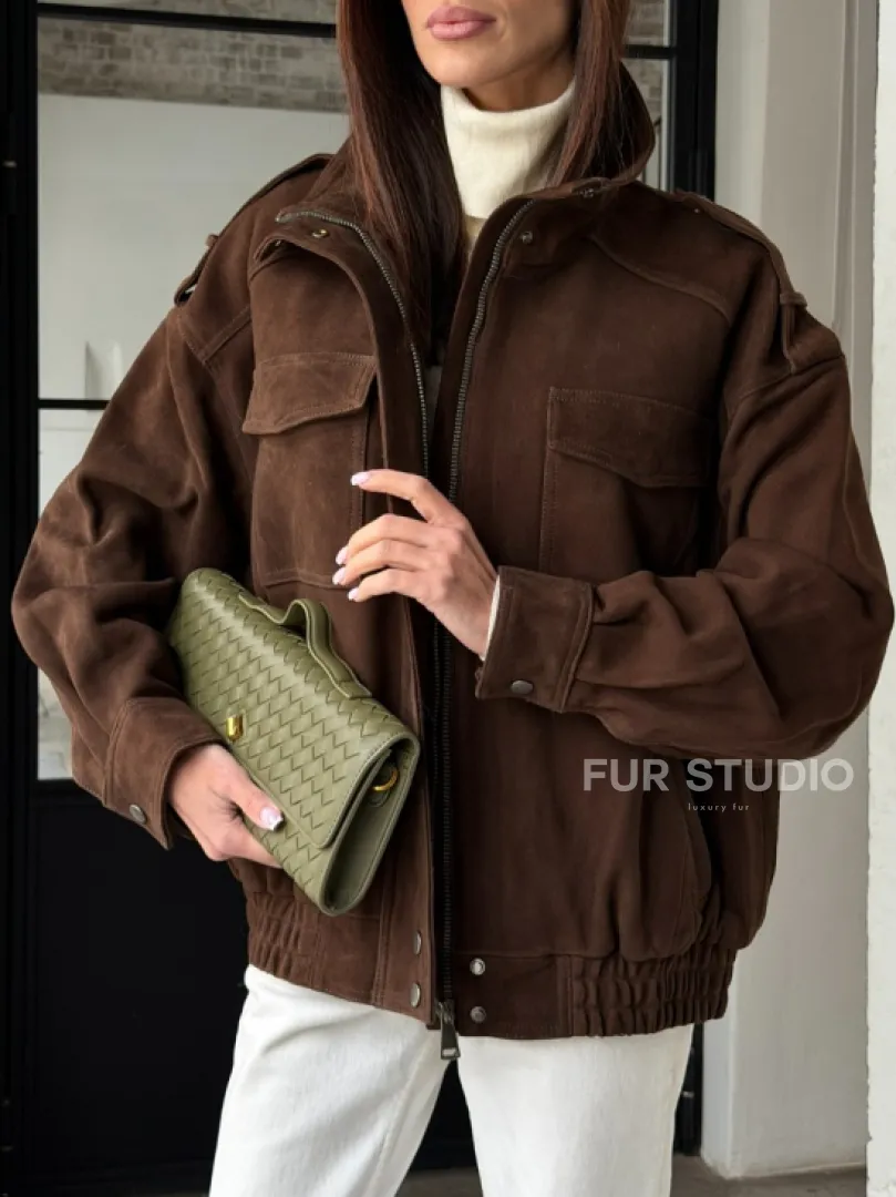 Коричневая куртка из натуральной замши тренд 2026