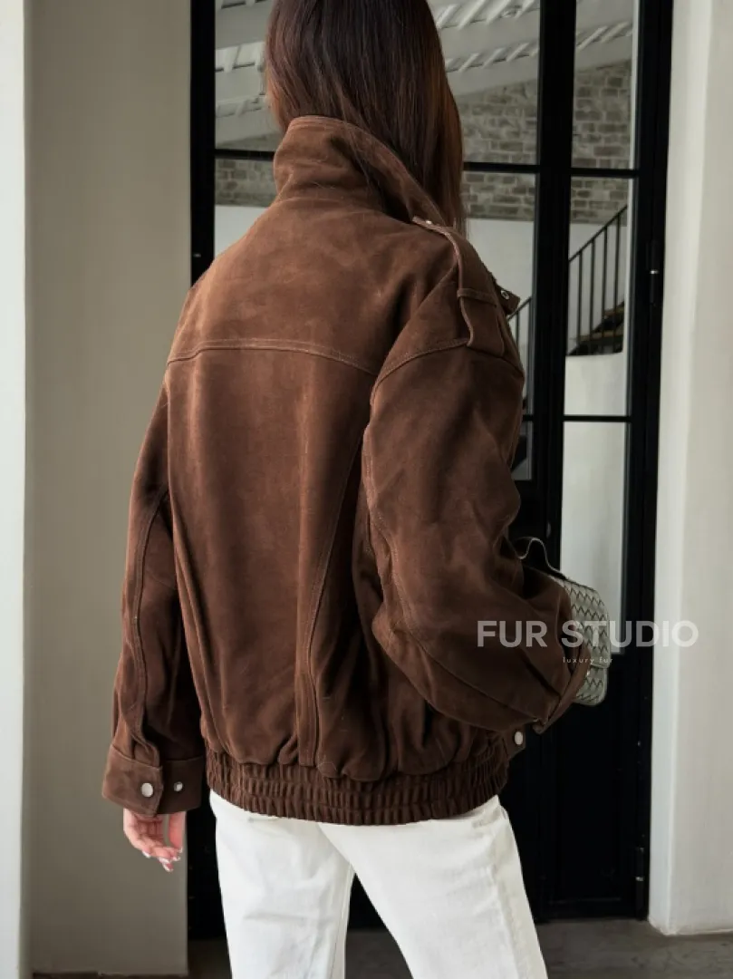 Коричневая куртка из натуральной замши тренд 2026