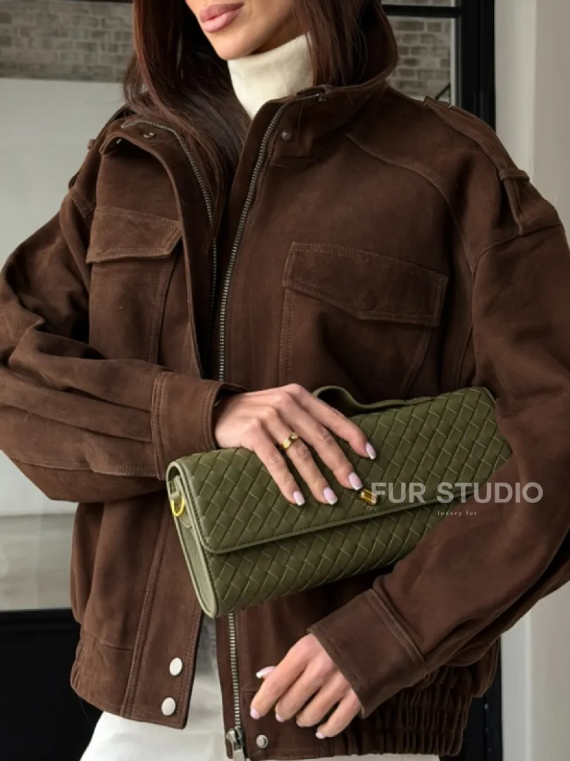 Коричневая куртка из натуральной замши тренд 2026