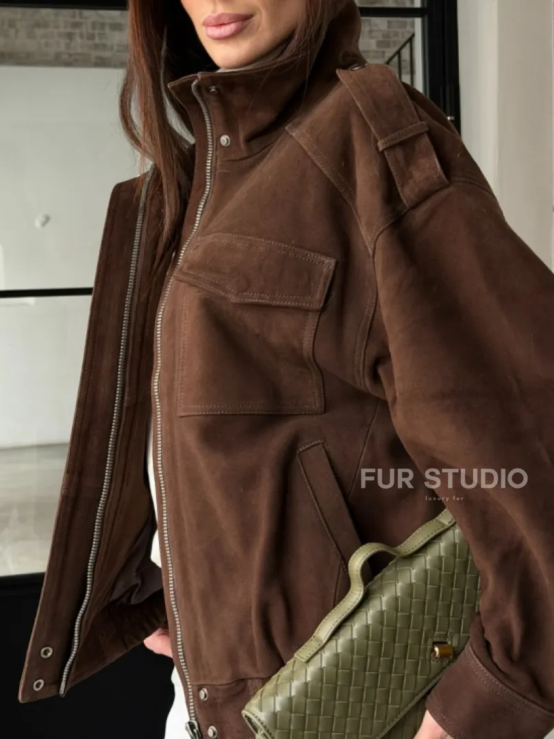 Коричневая куртка из натуральной замши тренд 2026