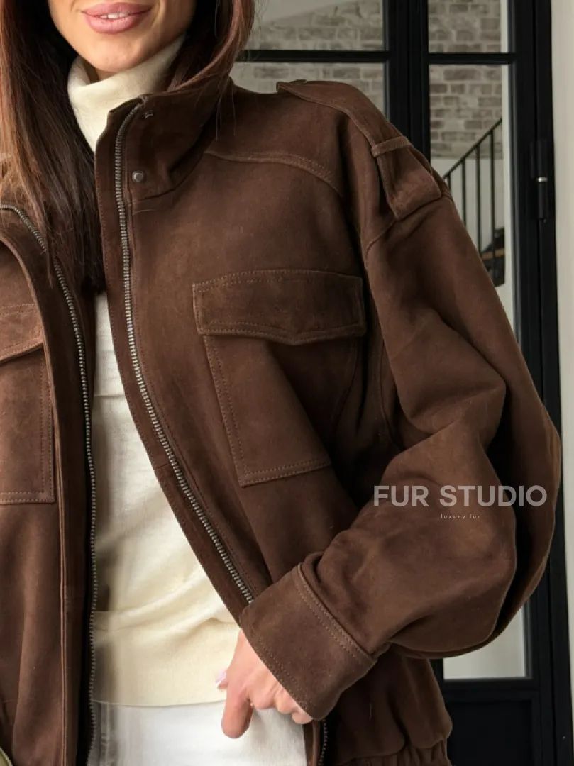 Коричневая куртка из натуральной замши тренд 2026