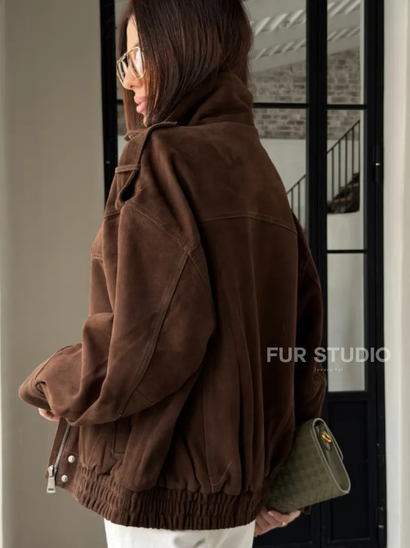 Коричневая куртка из натуральной замши тренд 2026