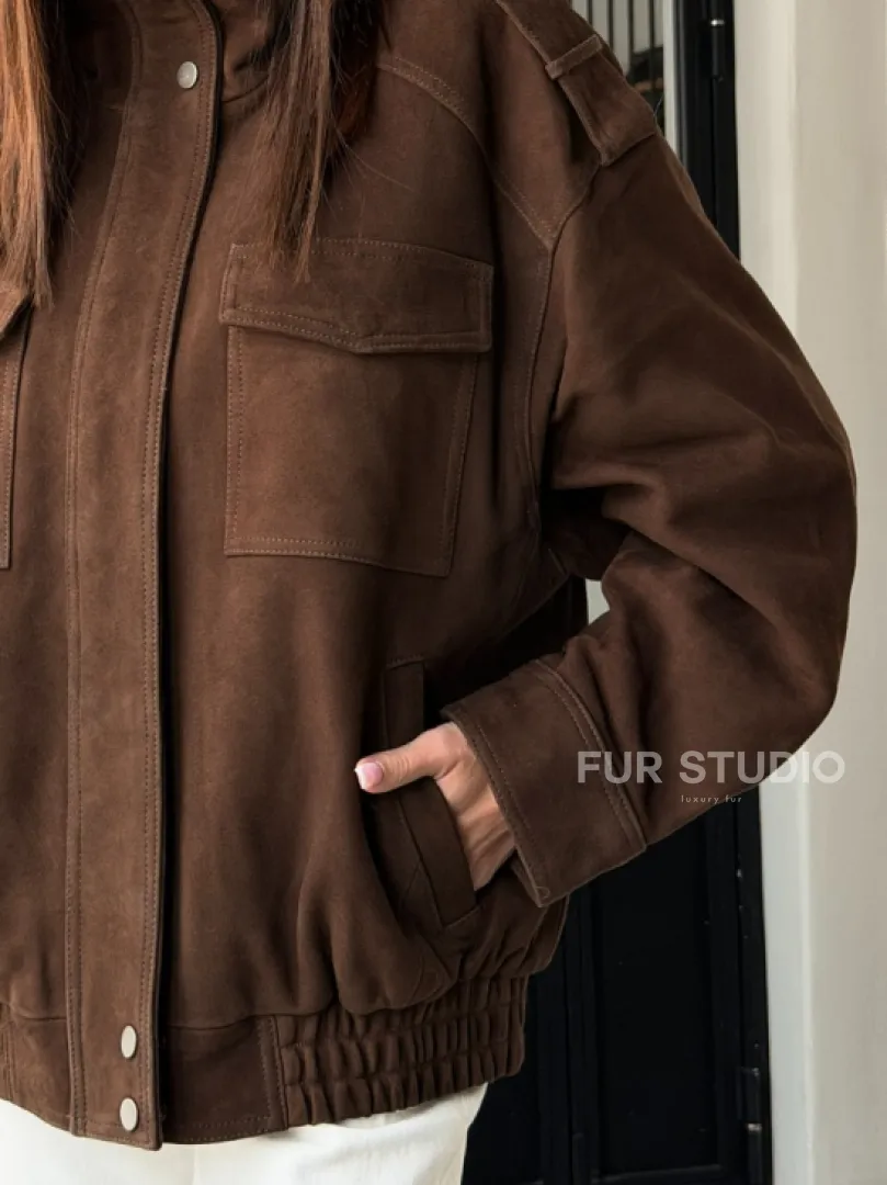 Коричневая куртка из натуральной замши тренд 2026