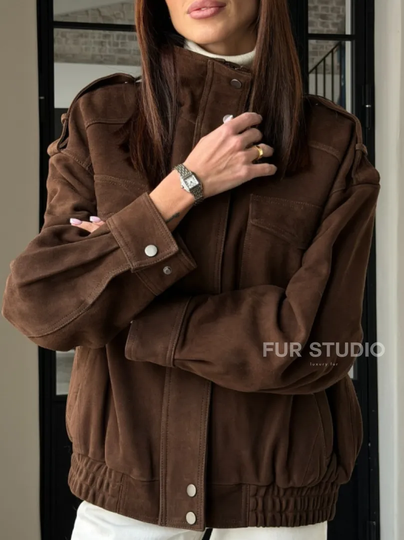 Коричневая куртка из натуральной замши тренд 2026