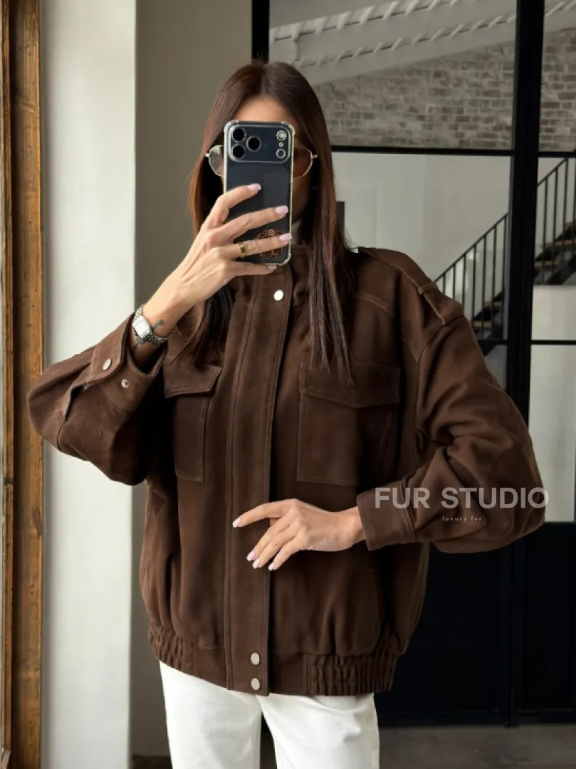 Коричневая куртка из натуральной замши тренд 2026