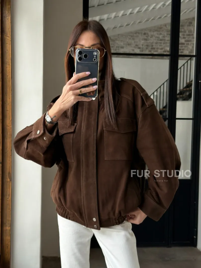 Коричневая куртка из натуральной замши тренд 2026
