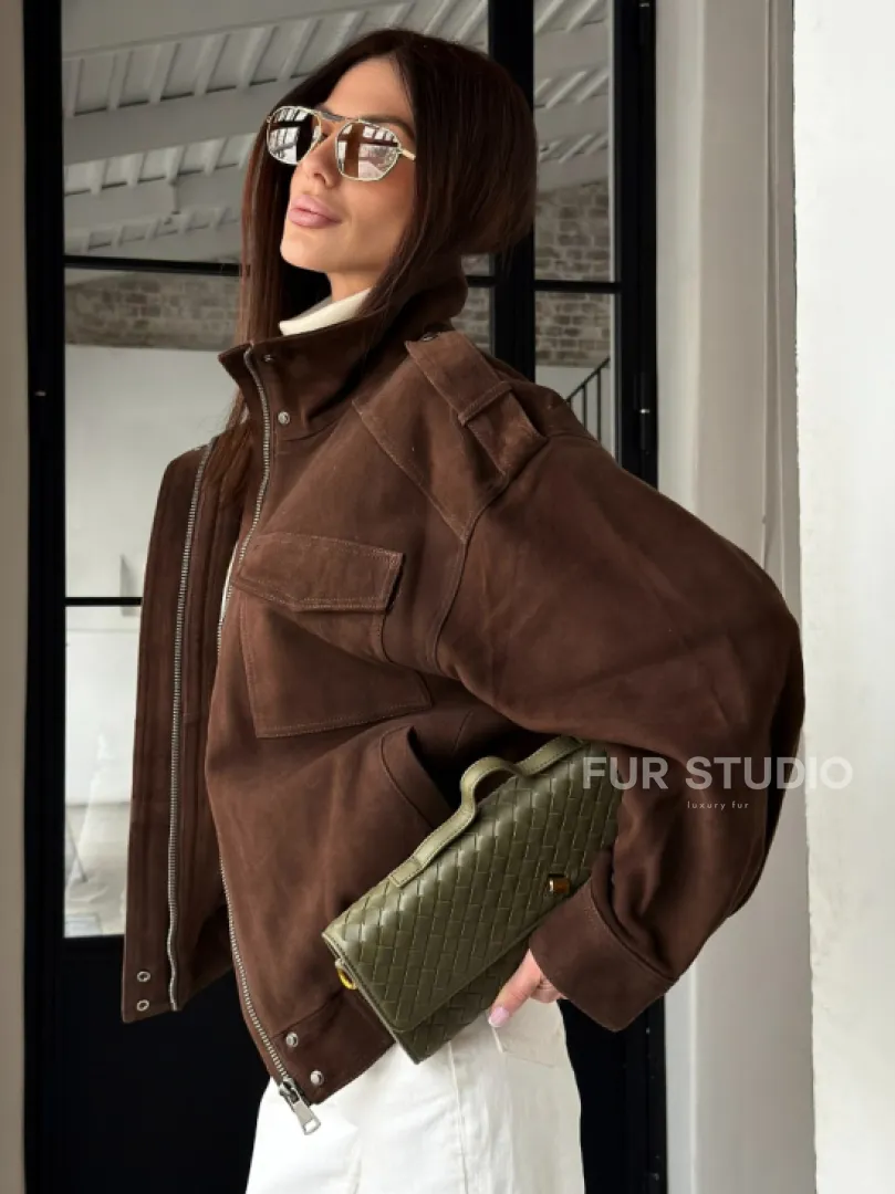 Коричневая куртка из натуральной замши тренд 2026