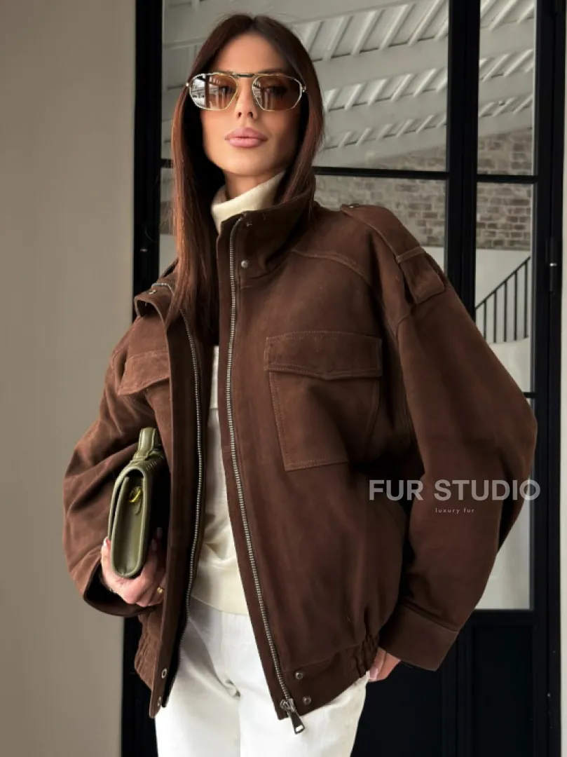 Коричневая куртка из натуральной замши тренд 2026