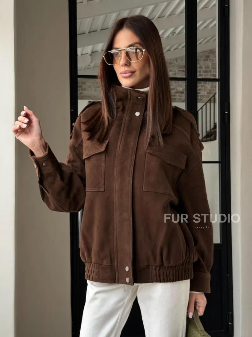 Коричневая куртка из натуральной замши тренд 2026