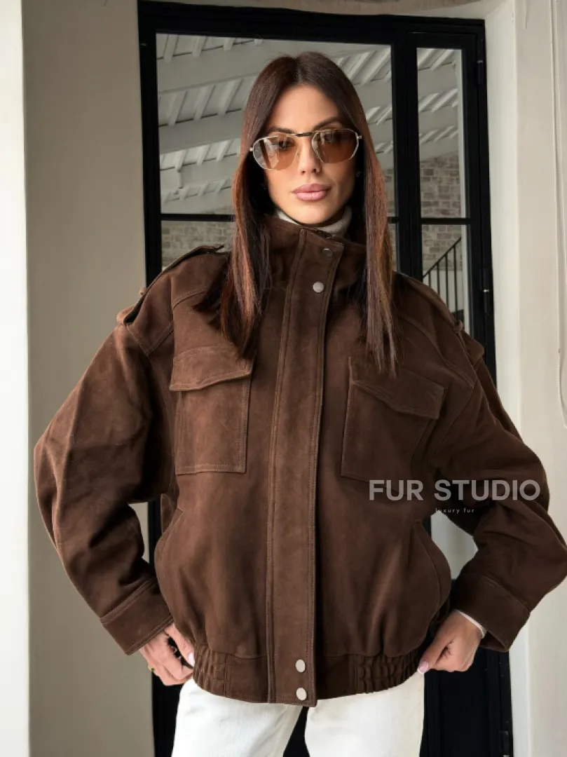 Коричневая куртка из натуральной замши тренд 2026