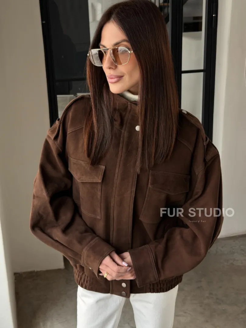Коричневая куртка из натуральной замши тренд 2026