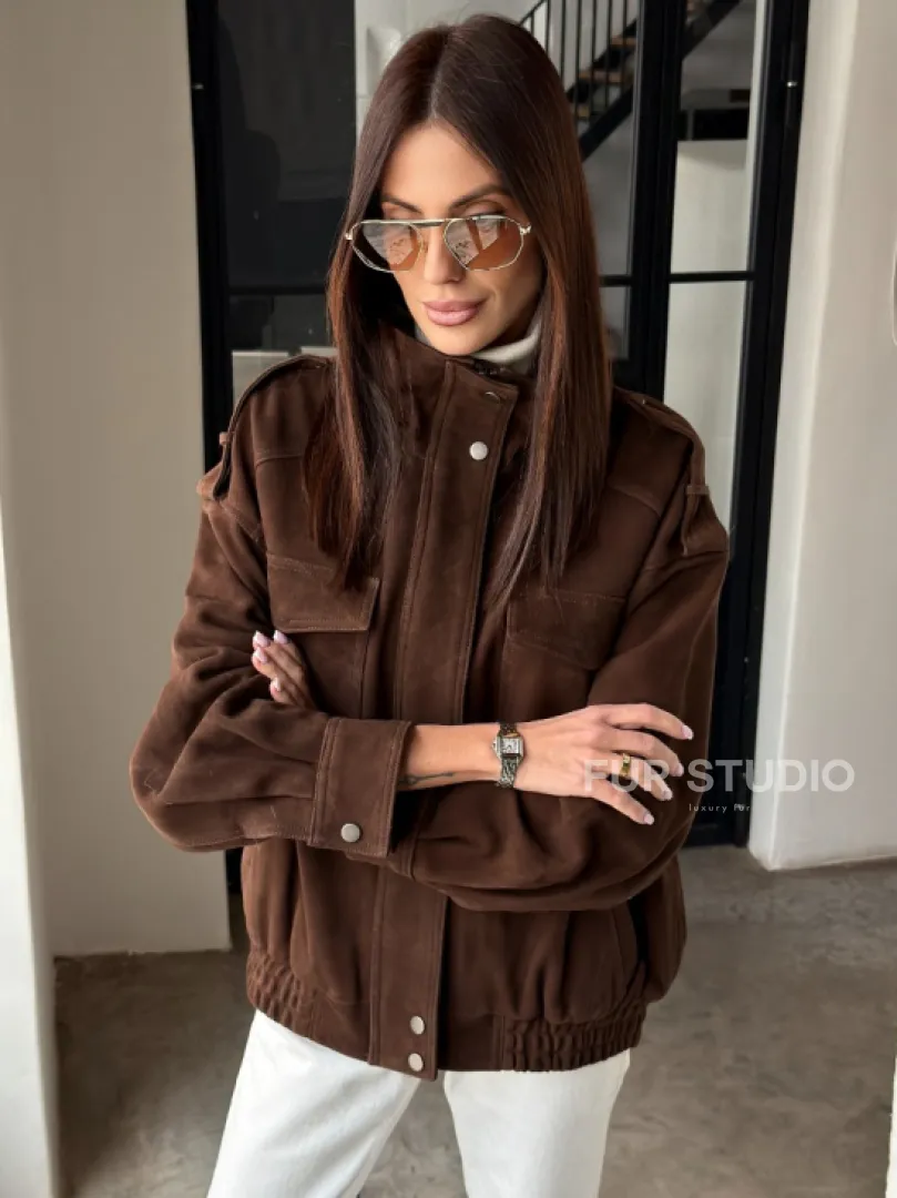 Коричневая куртка из натуральной замши тренд 2026