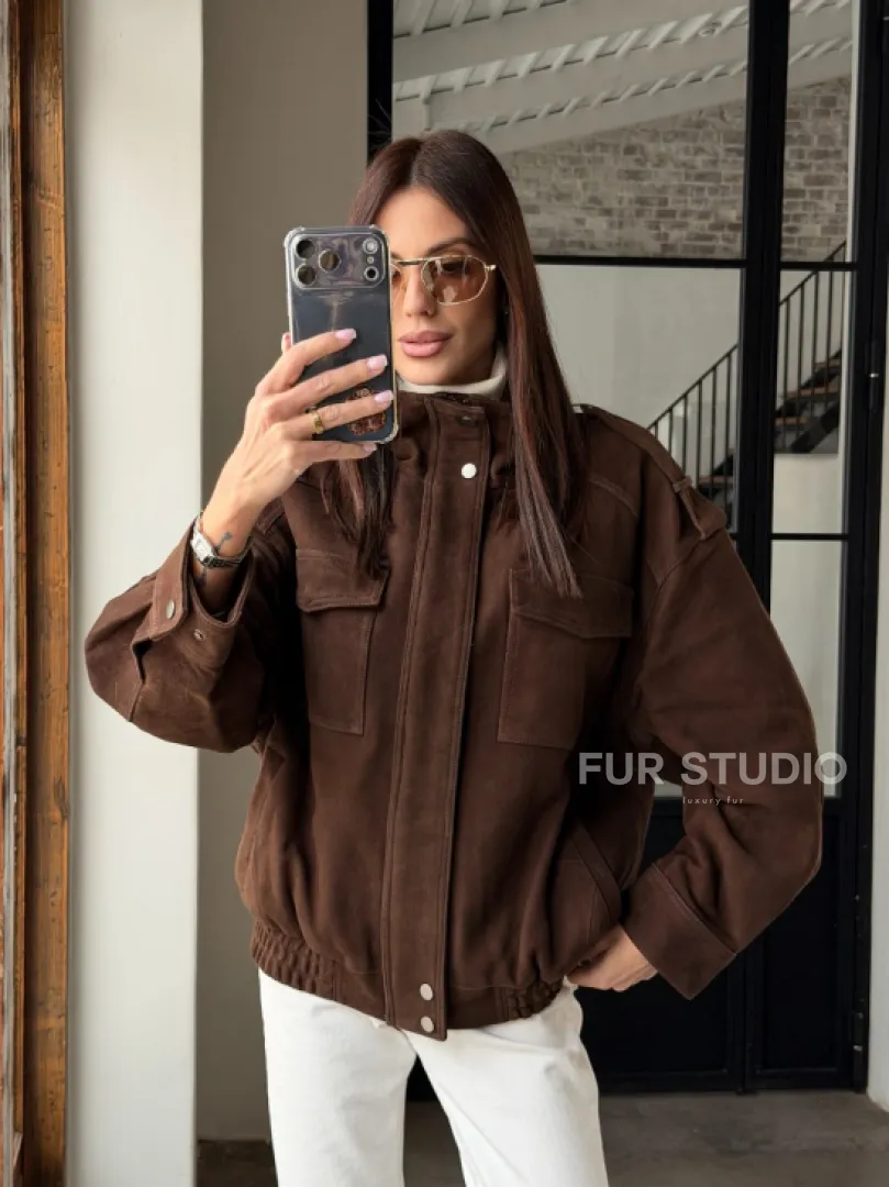 Коричневая куртка из натуральной замши тренд 2026