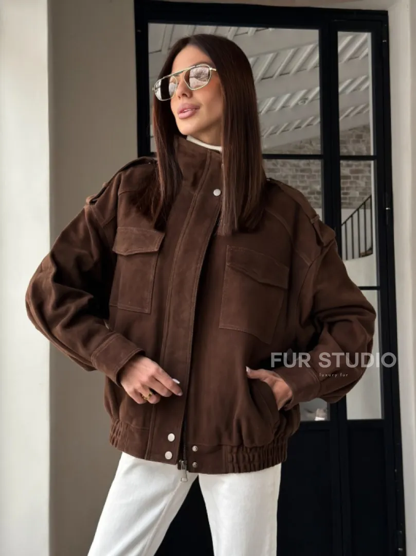 Коричневая куртка из натуральной замши тренд 2026