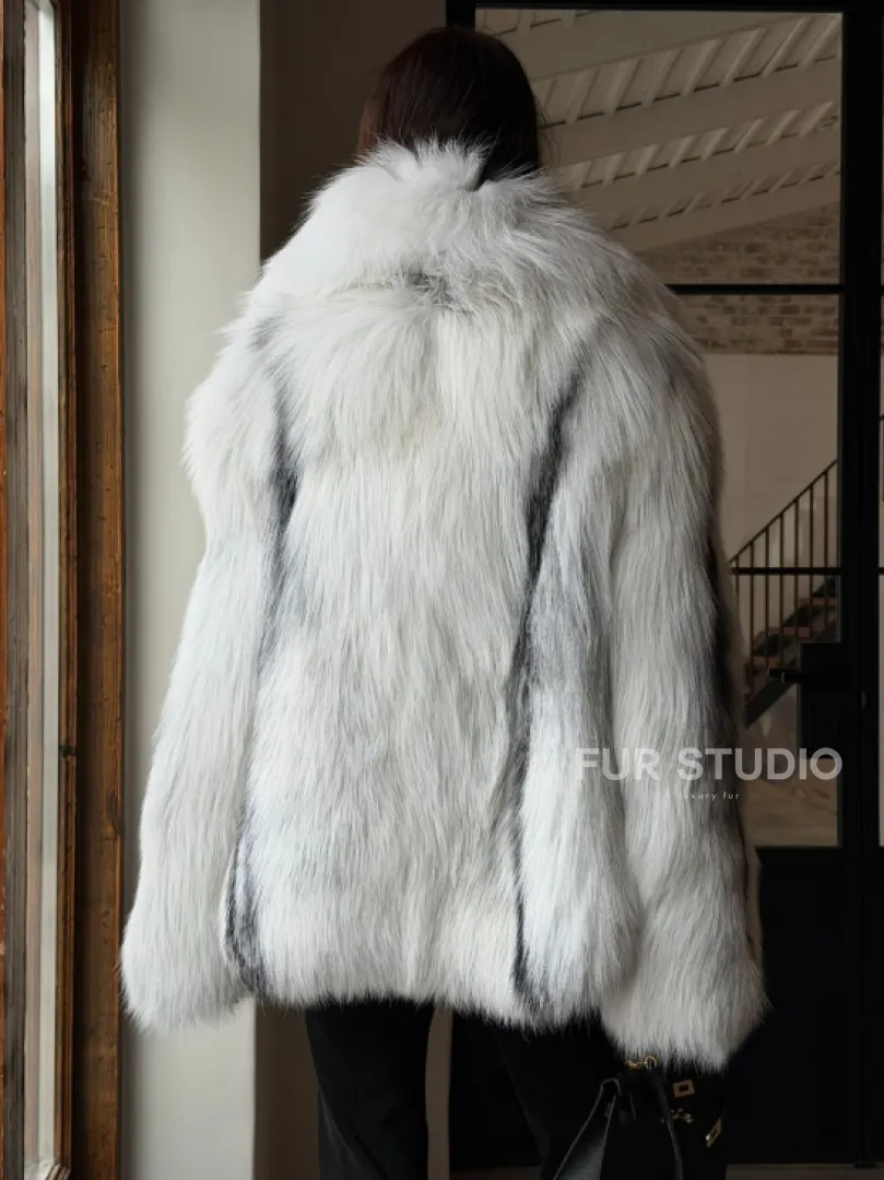 Шуба из цельного меха белой арктической лисы с шалевым воротником