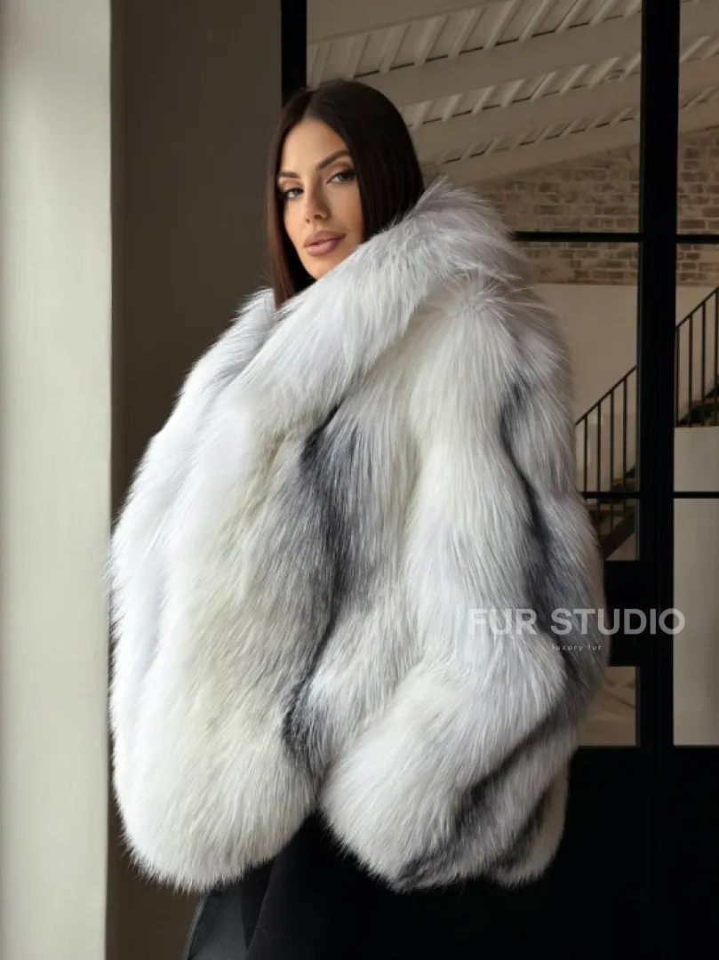 Шуба из цельного меха белой арктической лисы с шалевым воротником