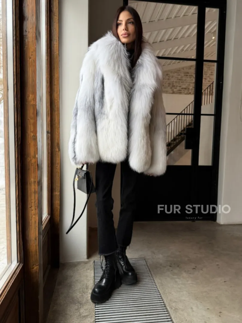 Шуба из цельного меха белой арктической лисы с шалевым воротником