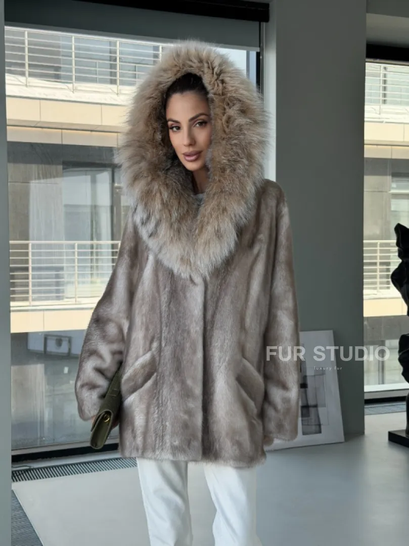 Шуба из аукционной пепельной норки с капюшоном из рыси