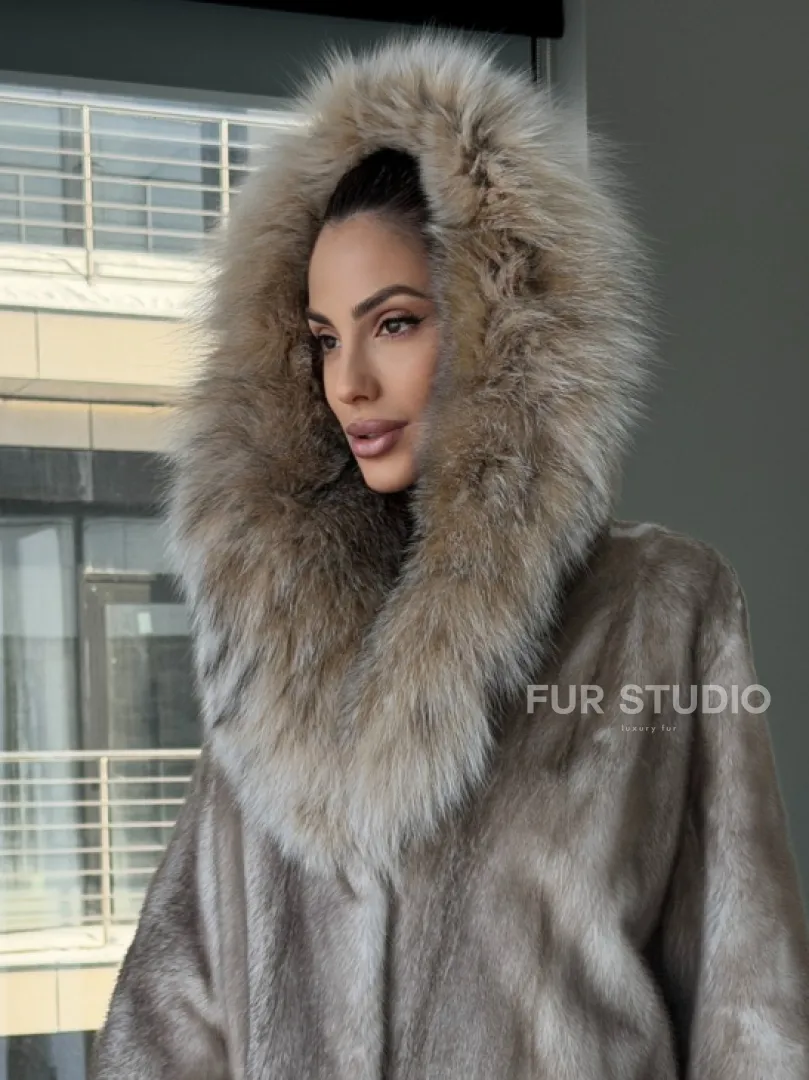 Шуба из аукционной пепельной норки с капюшоном из рыси