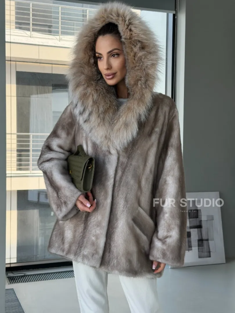 Шуба из аукционной пепельной норки с капюшоном из рыси