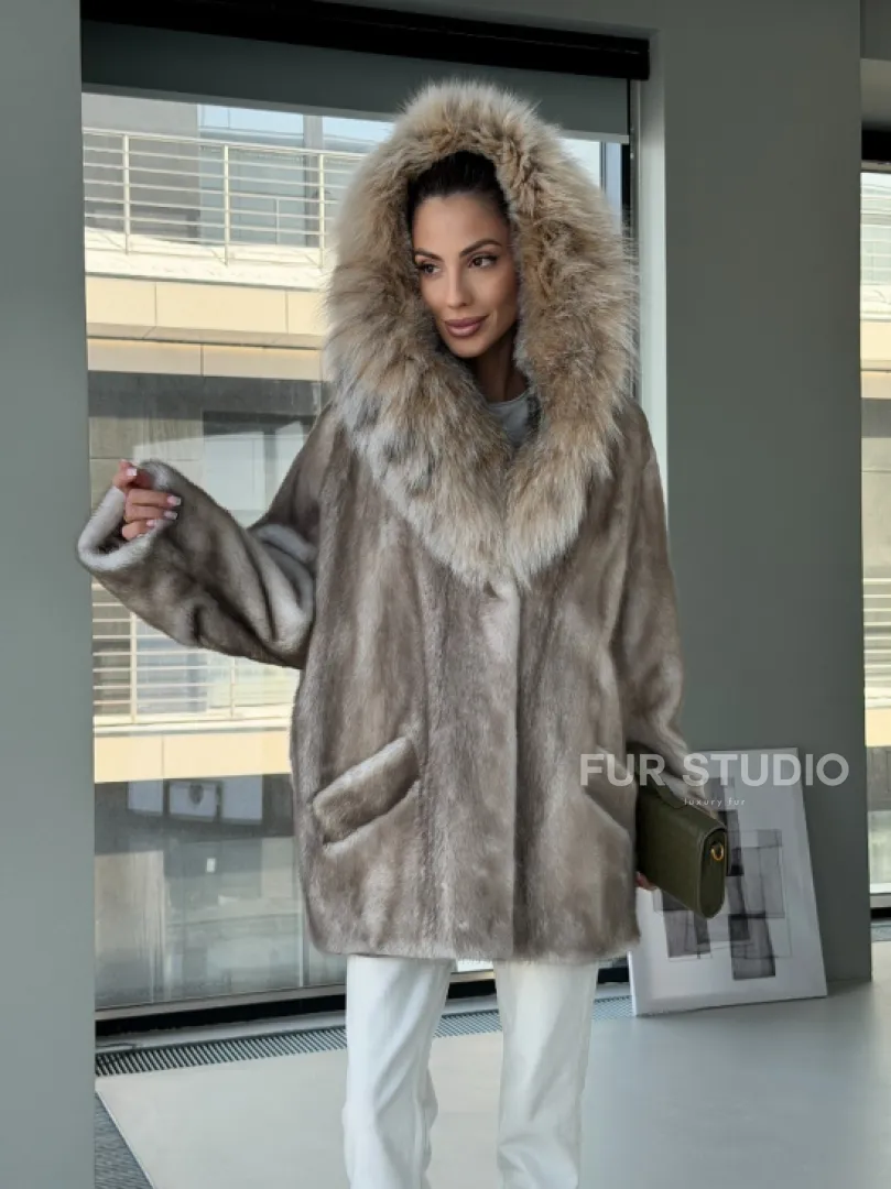 Шуба из аукционной пепельной норки с капюшоном из рыси