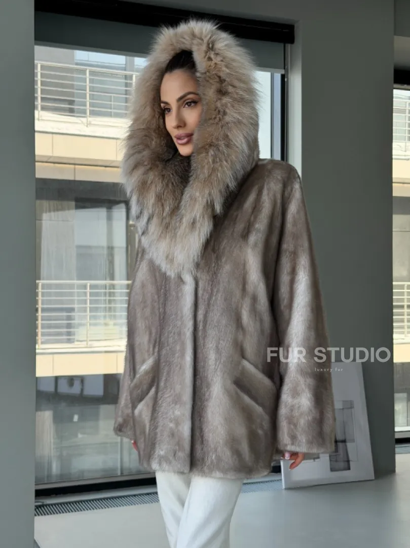 Шуба из аукционной пепельной норки с капюшоном из рыси