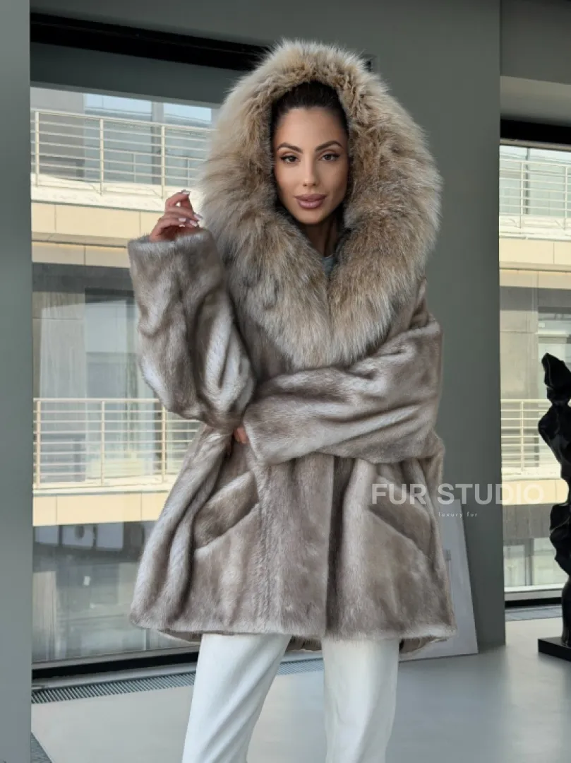 Шуба из аукционной пепельной норки с капюшоном из рыси