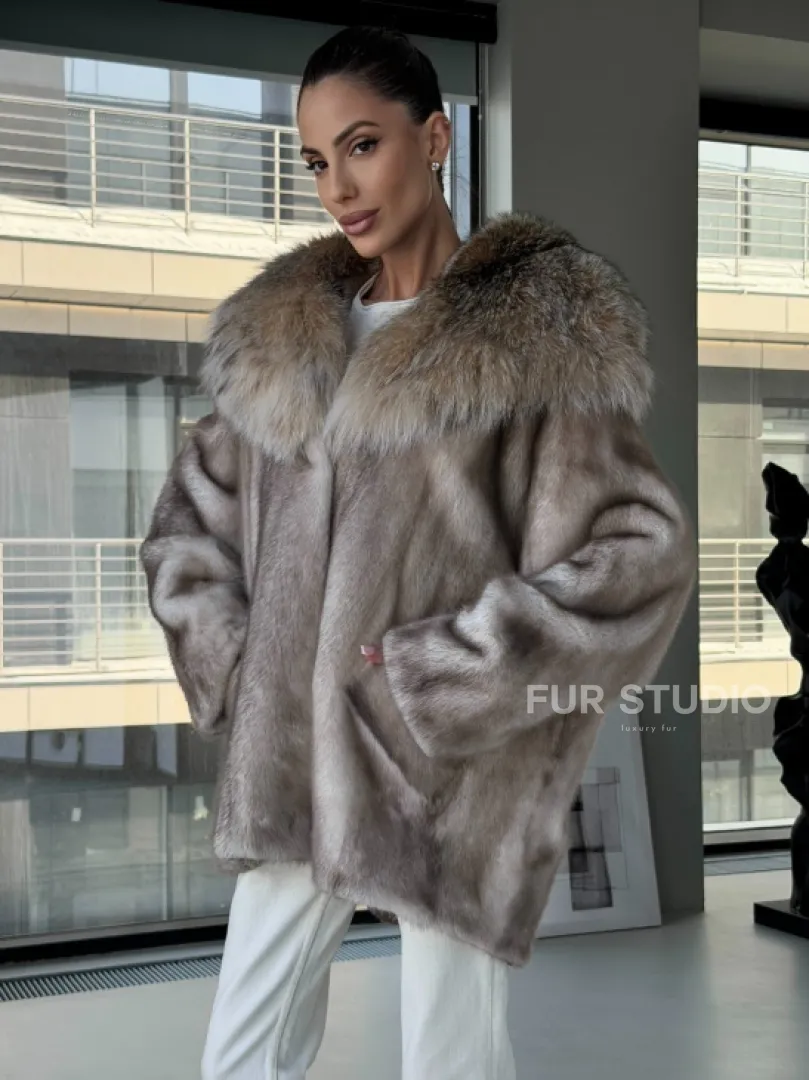 Шуба из аукционной пепельной норки с капюшоном из рыси