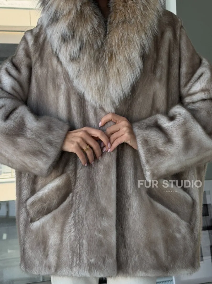 Шуба из аукционной пепельной норки с капюшоном из рыси