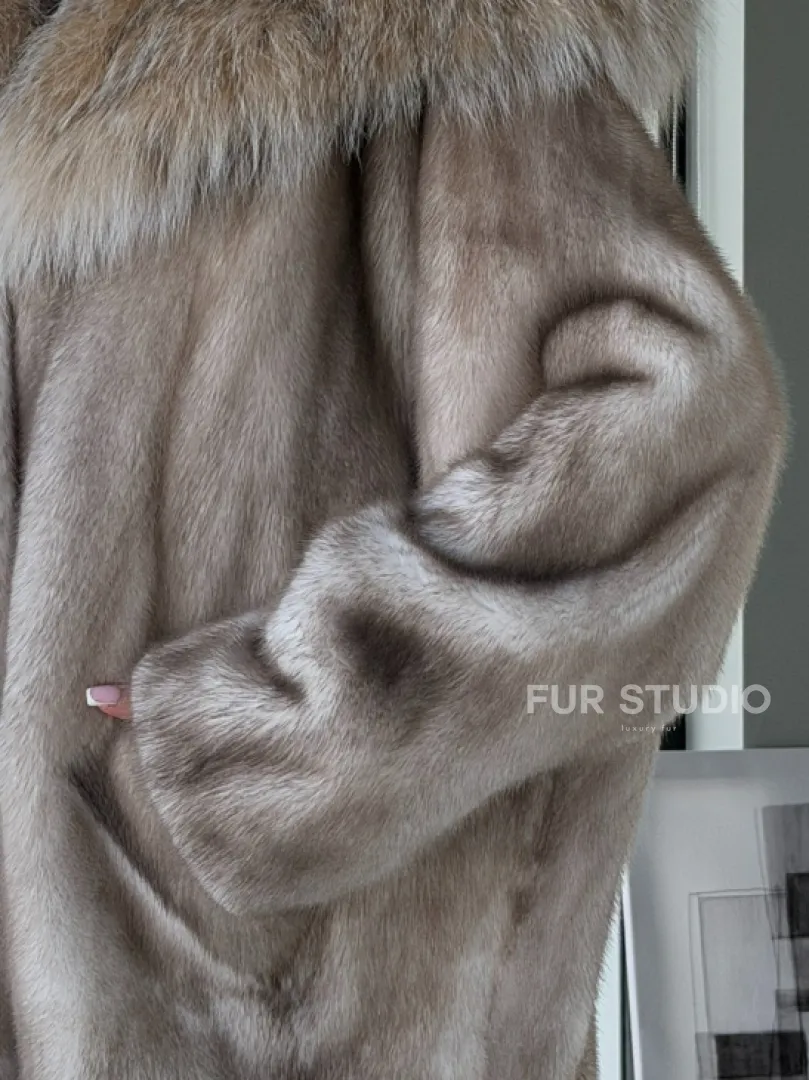 Шуба из аукционной пепельной норки с капюшоном из рыси