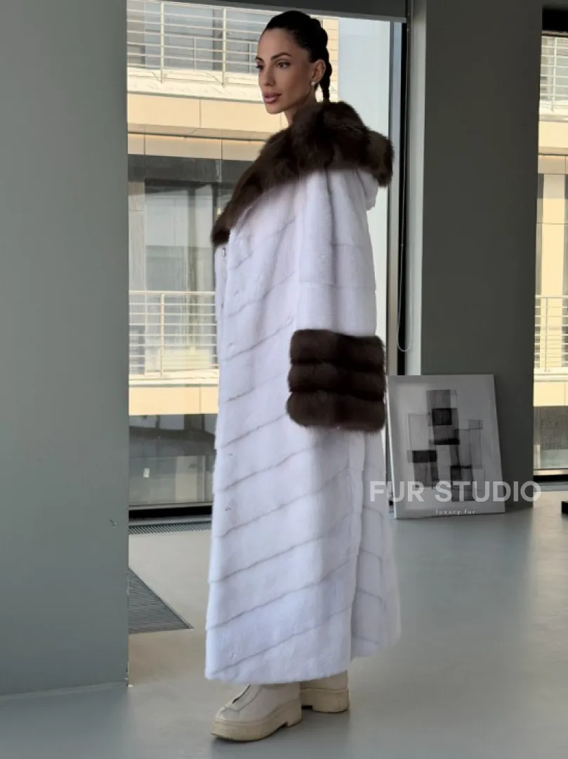 Белая норковая шуба с отделкой из куницы на рукавах и капюшоне - фото 4