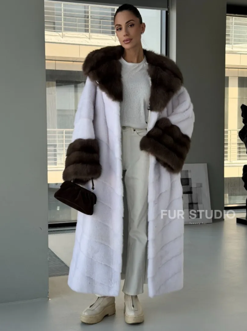 Белая норковая шуба с отделкой из куницы на рукавах и капюшоне - фото 0