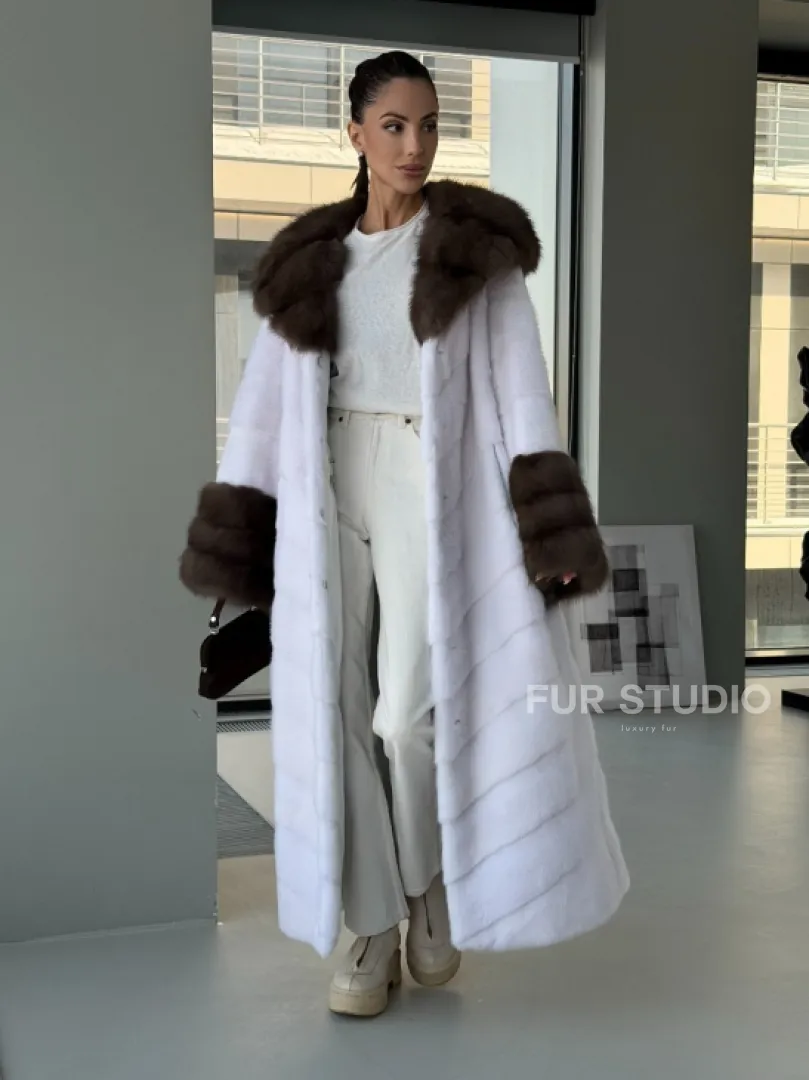 Белая норковая шуба с отделкой из куницы на рукавах и капюшоне - фото 12