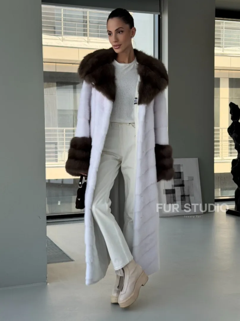 Белая норковая шуба с отделкой из куницы на рукавах и капюшоне - фото 5